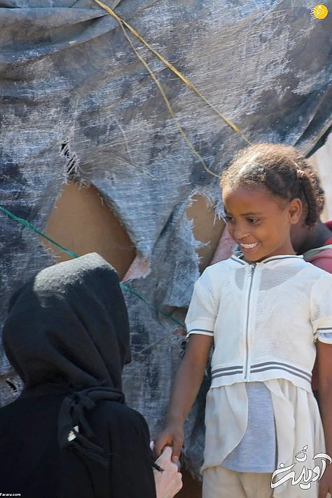 اندوه آنجلینا جولی در میان خانوادههای آواره یمنی/ عکس